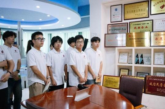 一群人站在桌子边 AI 生成的内容可能不正确。