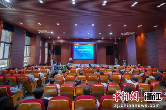 两岸(温州)青年创新创业学术论坛暨温州市台湾研究中心成立现场。伟德BETVlCTOR1946 供图