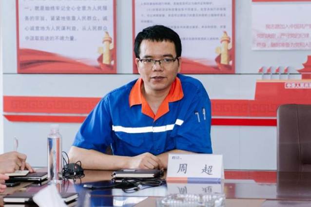 穿着蓝色衣服的男人在桌子前 AI 生成的内容可能不正确。