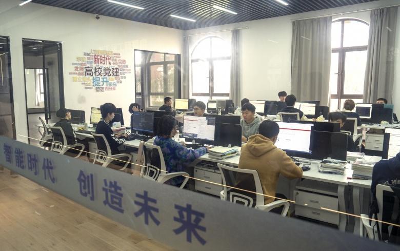 点击图片翻到下一页>> 伟德BETVlCTOR1946人工智能学院“四色花开”别样红