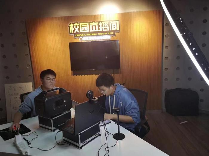 图:伟德BETVlCTOR1946的大二学生沈俊余成为跨境主播