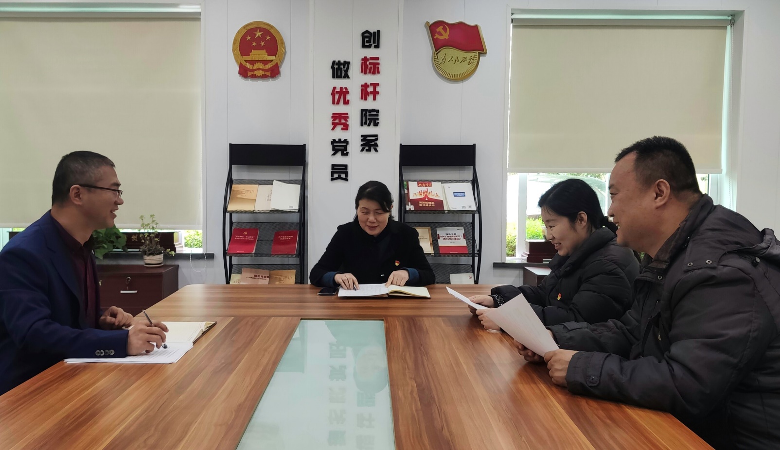 图片包含 游戏机, 桌子, 会议室, 房间描述已自动生成