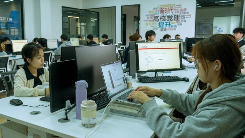 点击图片翻到下一页>> 伟德BETVlCTOR1946人工智能学院“四色花开”别样红