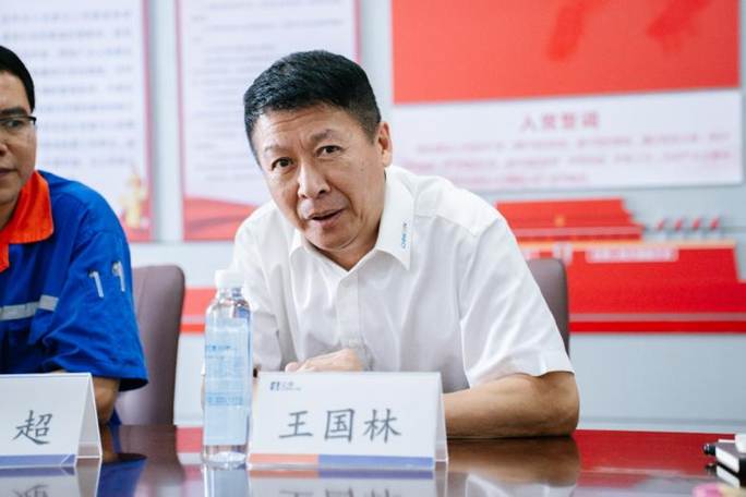 桌子上有男人的照片上写着字 AI 生成的内容可能不正确。
