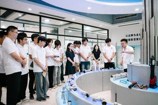 一群人站在水槽里 AI 生成的内容可能不正确。
