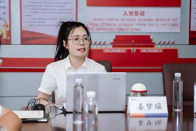 图片包含 人, 室内, 桌子, 女人 AI 生成的内容可能不正确。