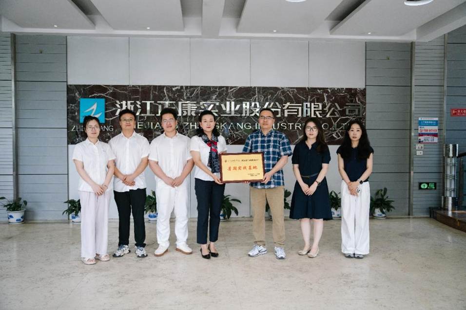 图片包含 建筑, 对着, 室内, 人 AI 生成的内容可能不正确。