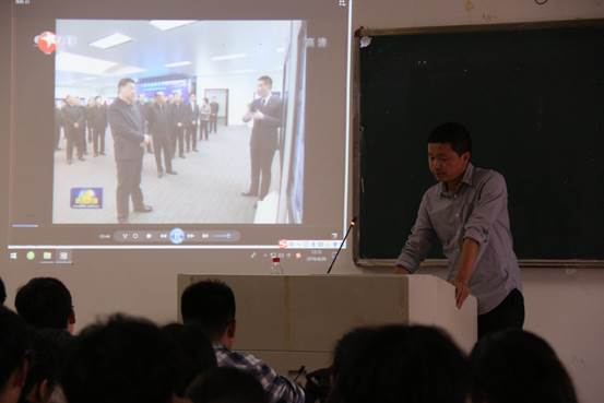 说明: J:\奖学金\2019春\新闻稿\信息与传媒分院第二十期业余党校\信息与传媒分院第二十期业余党校\照片\4.26 (1).JPG